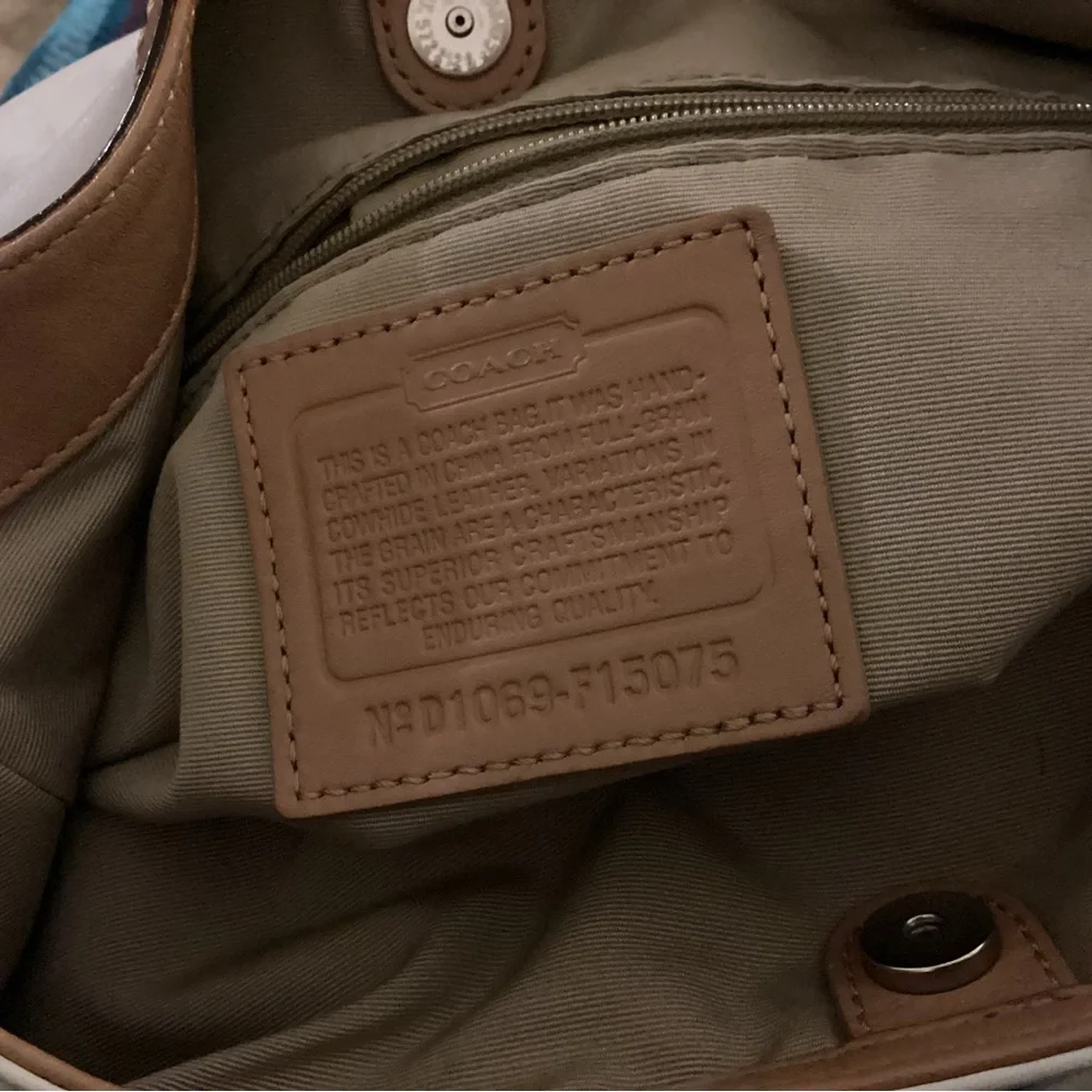 Coach Soho Lynn Hobo Buckle Bag  D1069-F15075 - Picture 3 of 13